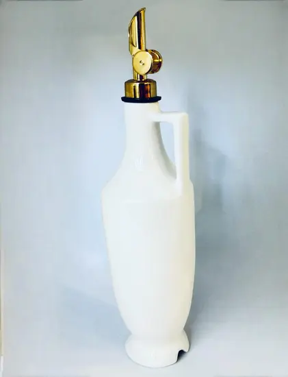 בקבוק קרמיקה  בעבודת יד ונפח של 450 מ"ל , בצבע לבן כיתוב - שמן זית