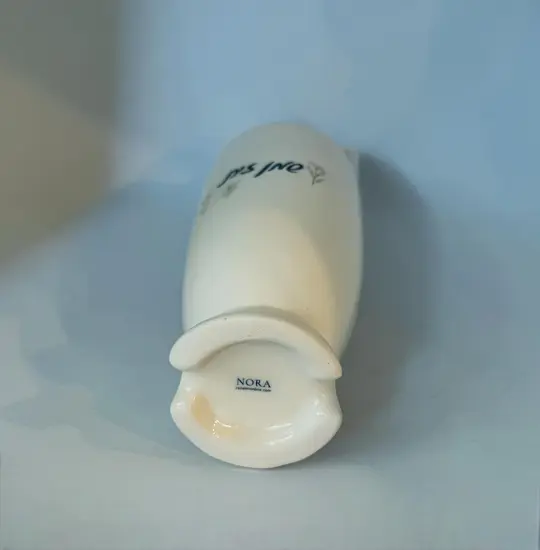 בקבוק קרמיקה  בעבודת יד ונפח של 450 מ"ל , בצבע לבן כיתוב - שמן זית