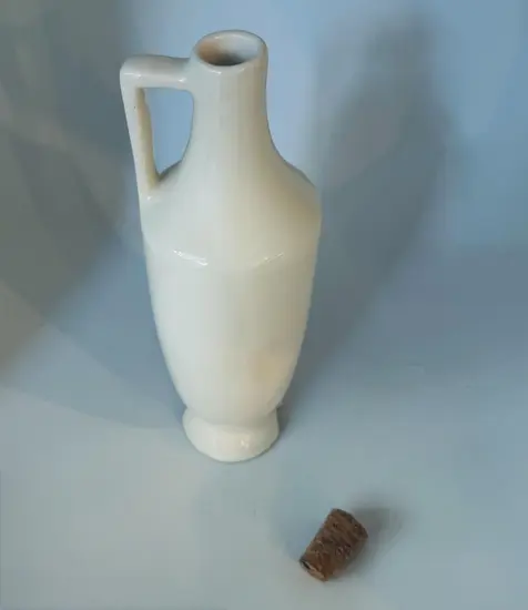 בקבוק קרמיקה  בעבודת יד ונפח של 450 מ"ל , בצבע לבן כיתוב - שמן זית