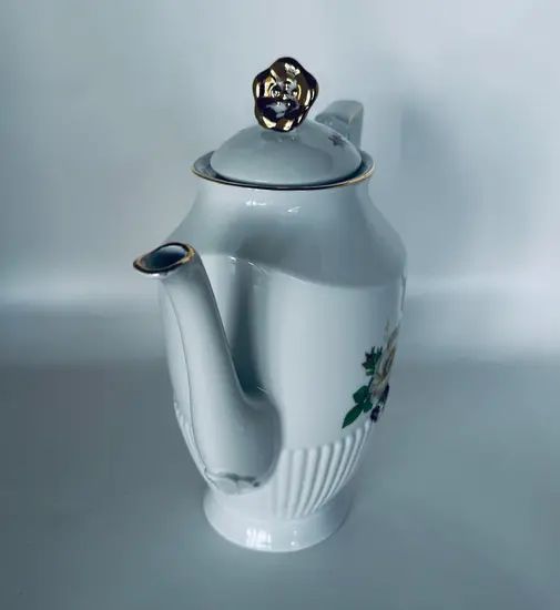 קומקום מפורצלן מפואר