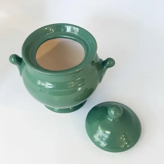 צנצנת קרמיקה עם מכסה בעבודת יד ונפח של 600 מ"ל , בצבע ירוק