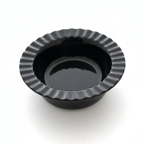 צלחת פליסה עמוקה על רגל בצבע שחור מקרמיקה - עבודת יד