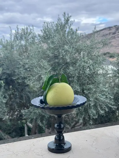 צלחת פליסה עמוקה על רגל בצבע שחור מקרמיקה - עבודת יד