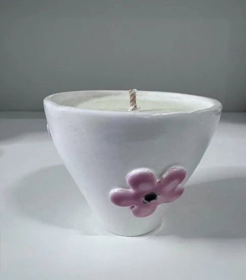 נר ריחני בתוך ספל קרמיקה עבודת יד