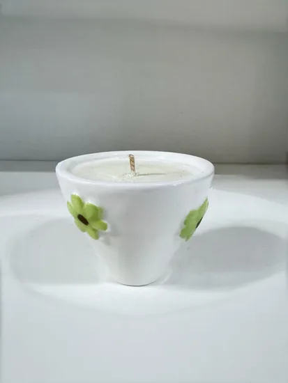 נר ריחני בתוך ספל קרמיקה עבודת יד