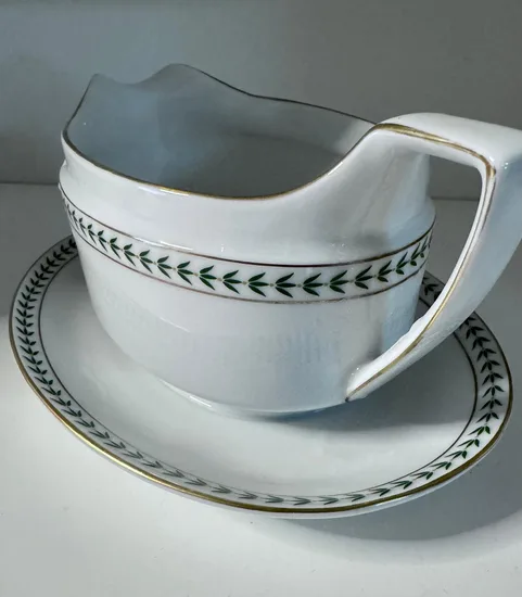 כלי לרוטב מפורצלן