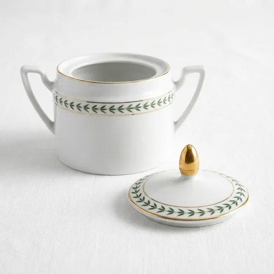 ​כלי קטן עם מכסה מפורצלן