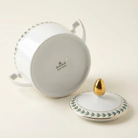 ​כלי קטן עם מכסה מפורצלן