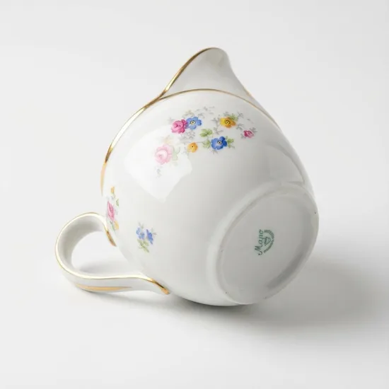 קנקן קטן מפורצלן