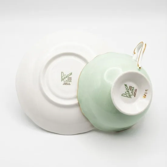 ספל וצלחת בצבע פיסטוק מפורצלן