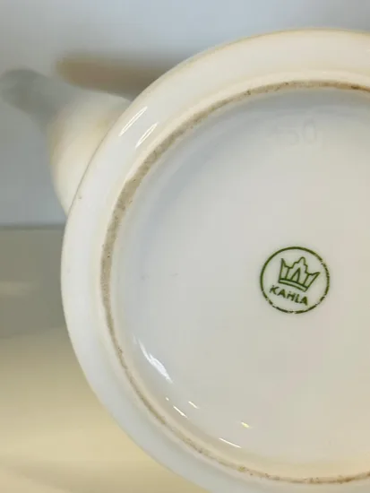 קומקום מפורצלן איור בוטני