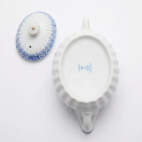 קומקום מפורצלן כחול לבן