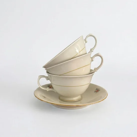 ספל וצלחת מפורצלן בצבע שמנת חלק מסרוויס דין