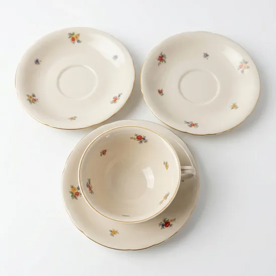 ספל וצלחת מפורצלן בצבע שמנת חלק מסרוויס דין