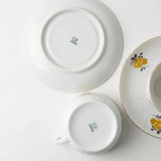 ספל וצלחת מפורצלן חלק מסרוויס שושנה צהובה