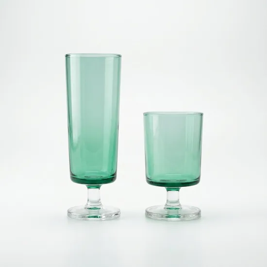 גביע על רגל נמוך מזכוכית ירוקה . נפח 100 מ"ל