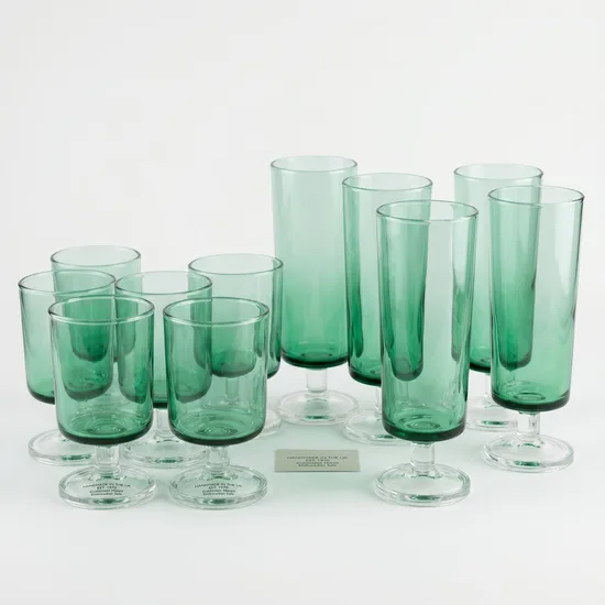 גביע על רגל גבוה מזכוכית ירוקה . נפח 125 מ"ל