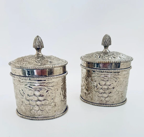 קופסה עם מכסה מעוטר בסגנון אירופאי קלאסי