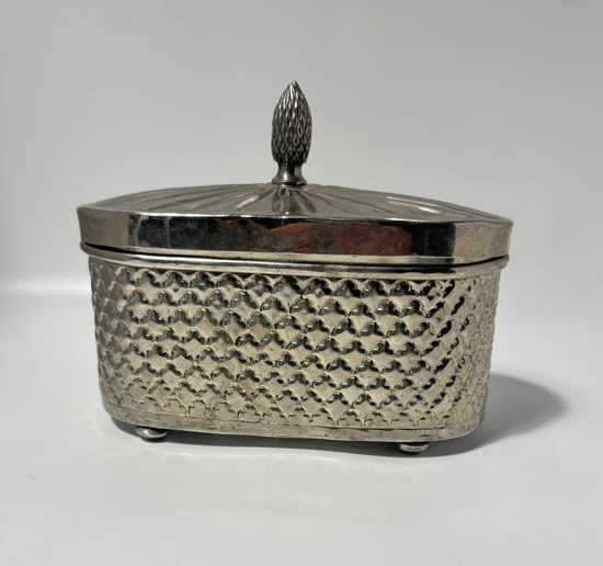 קופסה אובלית ונטג' עם מכסה מעוטר בסגנון אירופאי קלאסי