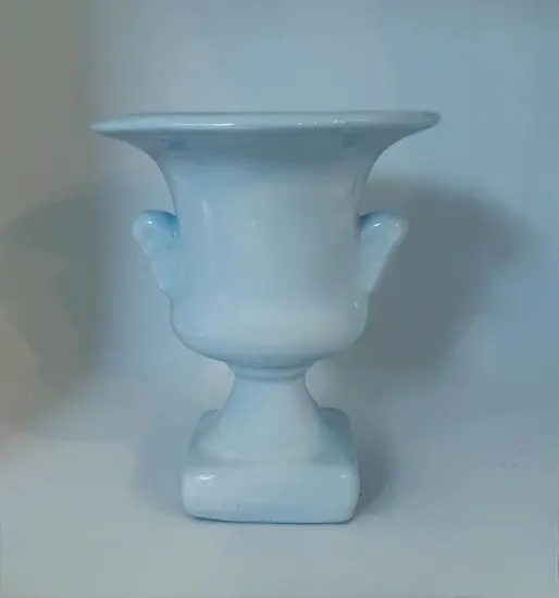 ואזה קטנה מקרמיקה - עבודת יד בצבע תכלת