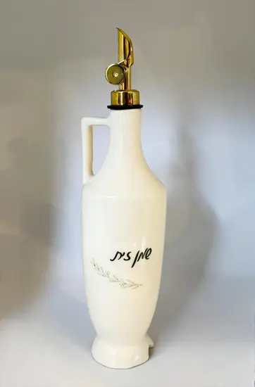 בקבוק קרמיקה  בעבודת יד ונפח של 450 מ"ל , בצבע לבן כיתוב - שמן זית