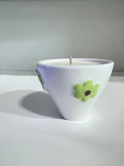 נר ריחני בתוך ספל קרמיקה עבודת יד