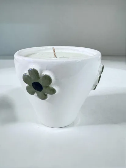 נר ריחני בתוך ספל קרמיקה עבודת יד