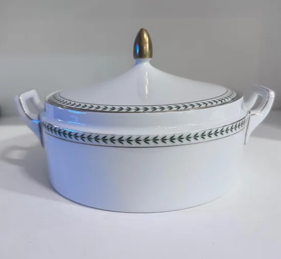 ​קערת הגשה עם מכסה מפורצלן