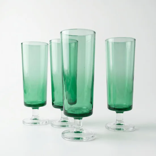 גביע על רגל גבוה מזכוכית ירוקה . נפח 125 מ"ל